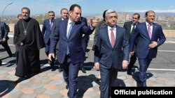 Armenia - President Serzh Sarkisian and Defense Minister Vigen Sargsian arrive at the venue of a conference in Yerevan, 20Apr2017.