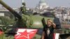 نشان تیم فوتبال ستاره سرخ بلگراد بر یکی از تانک‌های ساخت شوروی در برابر استادیوم رایکو میتیچ، در اواخر تابستان ۲۰۱۹