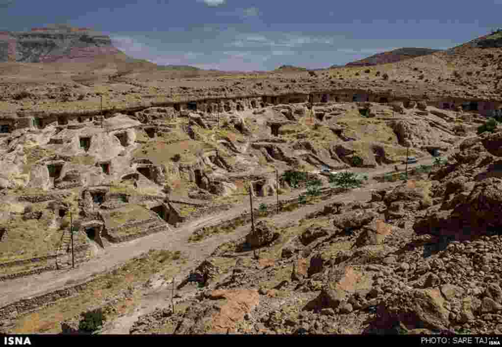 میمند - استان کرمان. تاریخ ثبت: ۲۰۱۵&nbsp; این روستایی صخره&zwnj;ای و دستکند از قدمتی حدود ۸ تا ۱۲ هزار سال برخوردار است و از نخستین سکونت&zwnj;گاه&zwnj;های بشر به شمار می&zwnj;رود. در زبان و گویش مردم این روستا هنوز از کلمات پهلوی ساسانی استفاده می&zwnj;شود.