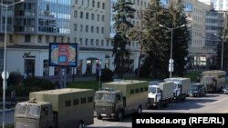 Воени камиони распоредени во центарот на Минск. 