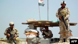 Иракские войска на контрольно-пропускном пункте в окрестностях Багдада, май 2015 года. 