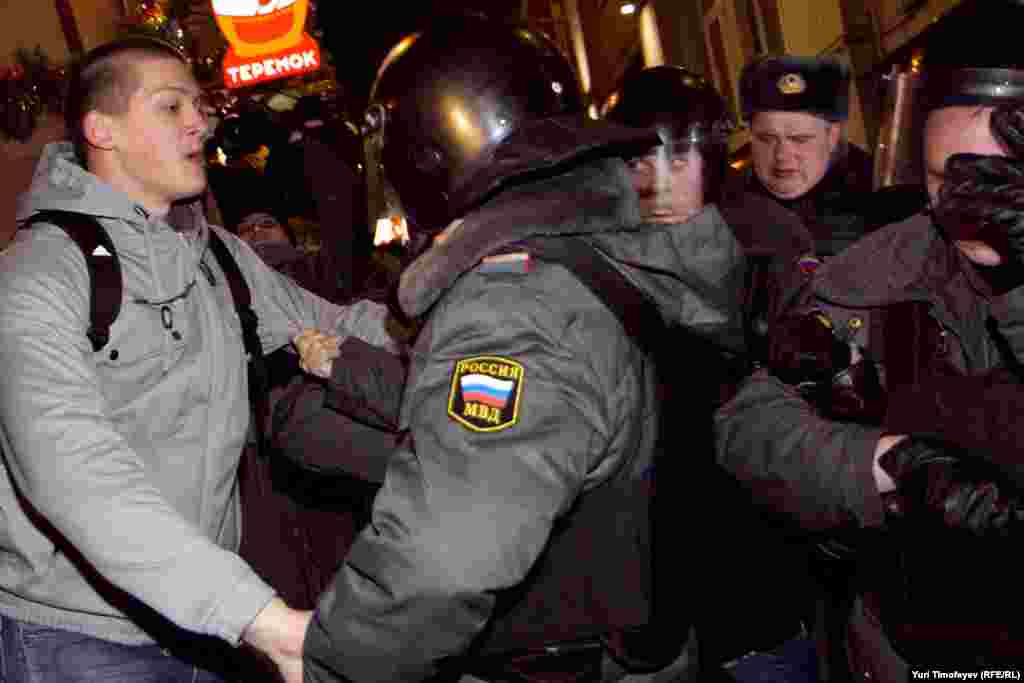 Law enforcement officers arrest antigovernment rally participants on Moscow&#39;s Triumph Square on December 6.