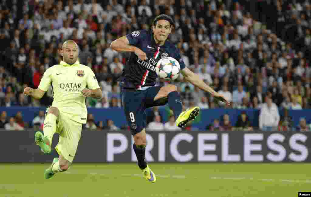 Paris St Germain - FC Barcelona oyunu. Edinson Cavani Javier Mascherano ilə mübarizə zamanı (Reuters / Christian Hartmann)