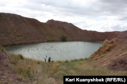 Атомное озеро, образовавшееся после серии ядерных взрывов на земле Семипалатинского региона. Восточно-Казахстанская область, август 2009 года.