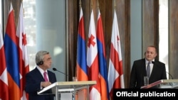 Президенты Армении (слева) и Грузии на совместной пресс-конференции, Тбилиси, 18 июня 2014 г.