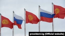 Флаги Кыргызстана и России в Бишкеке.