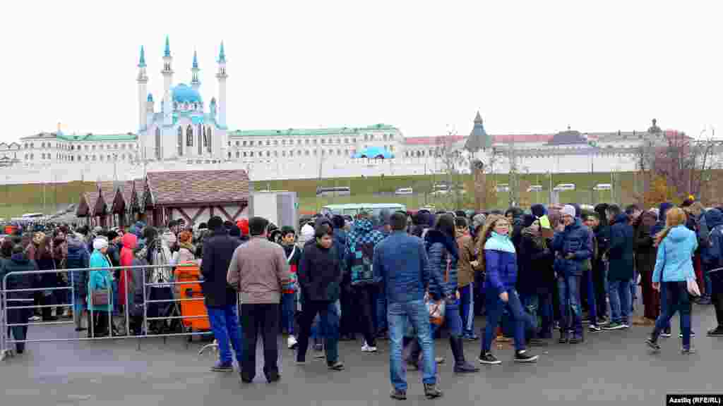 Митинг башланыр алдыннан барлыкка килгән озын чиратлар