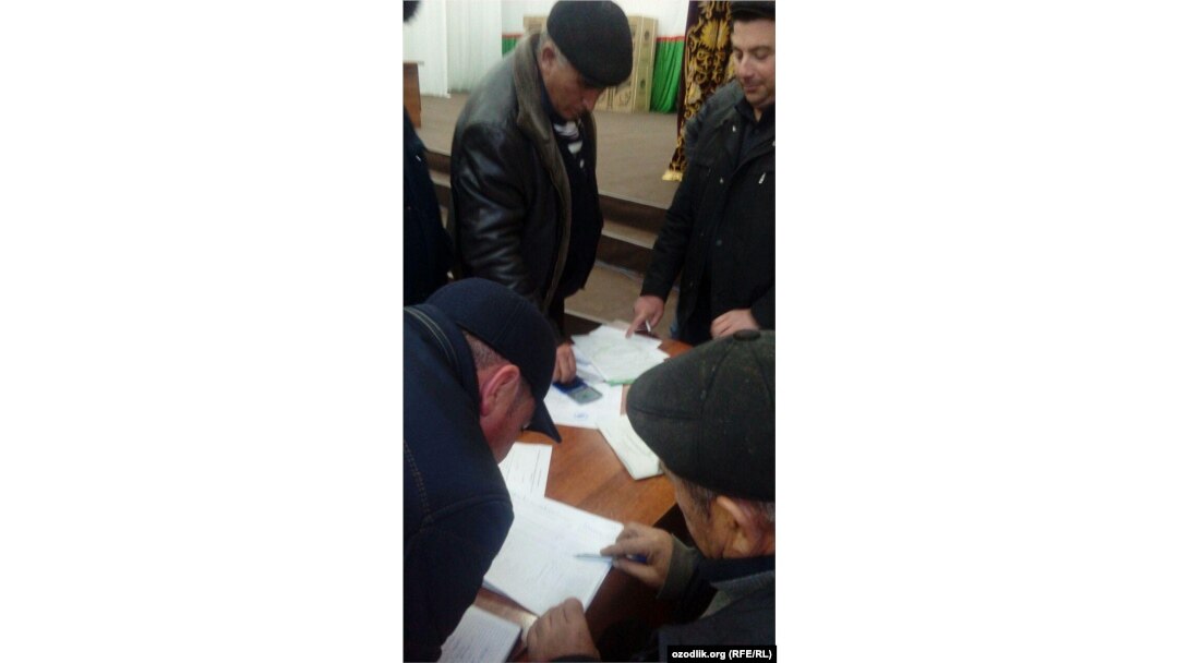 Поп туманида фермерлар бўш бланкаларга муҳр ва имзо қўйиб бермоқда