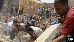 مقام های مصری می گويند تاکنون جسد ۳۱ نفر را از زير آوار در منطقه المقطم بيرون کشيده اند. (عکس: AFP)