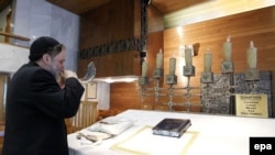 Раввин трубит в шофар, еврейский ритуальный духовой музыкальный инструмент, сделанный из рога козла, в синагоге в Мадриде. 2013 год