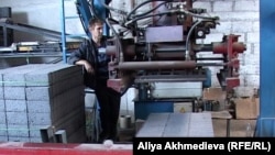 Рабочий на заводе по производству строительных материалов. Алматинская область, июль 2012 года.