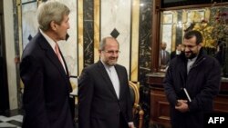 АҚШ мемлекеттік хатшысы Джон Керри (сол жақта) мен Иран сыртқы істер министрі Жавад Зариф (ортада) Сирия мәселесі бойынша келіссөздер басталар алдында. Вена, 29 қазан 2015 жыл.