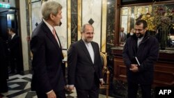 Держсекретар США Джон Керрі (ліворуч) та міністр закордонних справ Ірану Мохаммад Джавад Заріф (у центрі) перед початком консультацій у Відні, 29 жовтня 2015 року