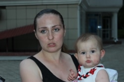 Көп балалы ана Оксана Шевчук қызы Евамен бірге. Алматы, 31 мамыр 2019 жыл.