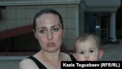 Многодетная мать Оксана Шевчук с младшей дочерью Евой у здания суда, где рассматривается вопрос о мере пресечения. Алматы, 31 мая 2019 года.