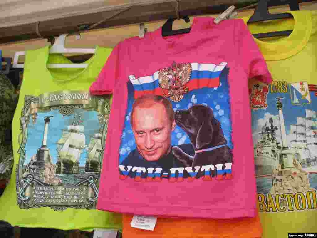 Футболки с президентом России Владимиром Путиным, по словам продавцев, активно расходились в прошлом году. В этом люди берут их редко