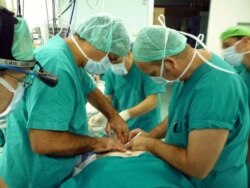 Італьянскія мэдыкі робяць першую ў сьвеце пасьпяховую перасадку штучнай трахеі з камлёвых клетак у пацыента, хворага на рак, 2010 год
