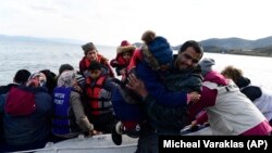 Migranti se iskrcavaju na grčko ostrvo Lezbos nakon što su prešli Egejsko more iz Turske, 28. februar 2020.