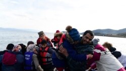 Migranti stižu s gumenim čamcem u selo Skala Sikaminias, na grčkom ostrvu Lezbos, nakon što su preko Turske prešli Egejsko more, 28. februara 2020. godine