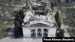 Разрушенный во время российского вторжения в Украину драматический театр в Мариуполе