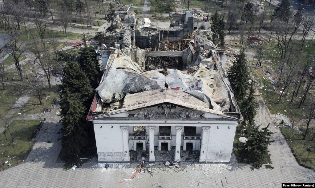 10 aprile 2022, Mariupol: le rovine del teatro bombardato dai russi.