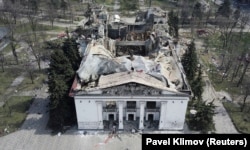 Uništeno pozorište u Mariupolju nakon bombardovanja ruske vojske 16. marta 2022. godine.