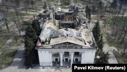 Драмтеатр в Мариуполе после бомбового удара армии России, совершённого 16 марта 2022 года, в укрытии которого находились сотни гражданских, в том числе дети. Фото 10 апреля 2022 года