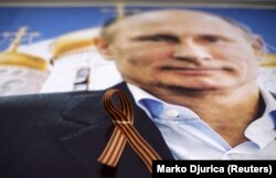 Зображення президента Росії Володимира Путіна з «георгіївською стрічкою» всередині «Бару Путіна» в сербському місті Новий Сад