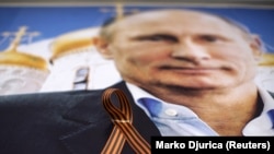 Владимир Путин, церковь, георгиевская ленточка – идеологические символы российского влияния, пропагандируемые Москвой