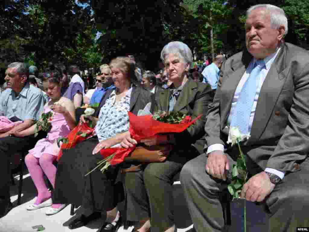 Otkrivanje spomenika poginuloj djeci Sarajeva - Za sada će na spomeniku biti uklesana imena 520 djece, dok će ostala biti naknadno dodata kako se budu prikupljali podaci.