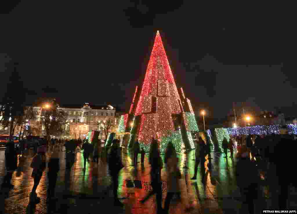 Вільнюс, Литва.&nbsp;Візуально ялинка виглядає дуже незвично &ndash; сучасна композиція заввишки 24 метри, її прикрашає майже 4 кілометри різдвяних вогнів, які змінюють кольори