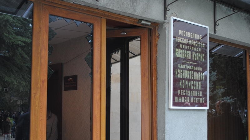 Югоосетинский ЦИК зарегистрировал еще тринадцать кандидатов в депутаты