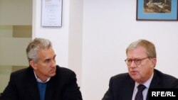 Michael Barone (right) and RFE/RL president Jeffrey Gedmin at RFE/RL's Washington office