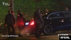 Крім того, журналістам вдалося зняти і спілкування Ігоря Котвіцького з Дмитром Крючковим, екстрадованим з Німеччини