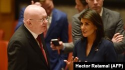 Nikki Haley (sağda) və Vasily Nebenzya