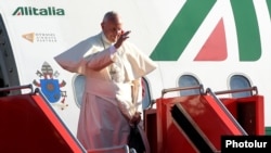 Armenia - Pope Francis waves farewell to Armenia's political and spiritual leaders as he boards a plane at Yerevan airport, 26Jun2016.