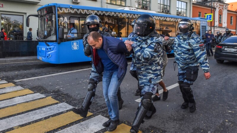 На площади у администрации президента РФ задержаны более 100 человек