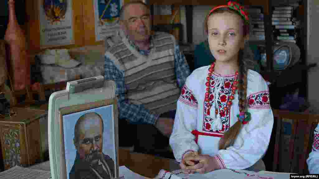 День народження Тараса Шевченка в Севастополі. Восьмирічна Ангеліна Левон співає пісню на вірші поета