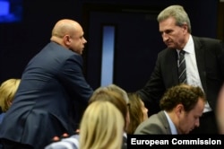 Ministerial ucrainean al energiei Iuri Prodan si commissarul european pentru energie Guenther Oettinger la Bruxelles.