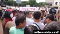 Протестующие на площади Аль-Фараби в городе Шымкенте. 27 июня 2019 года.