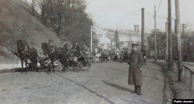 Німецький військовий на Олександрівському (тепер – Володимирський) уз-возі. Весна 1918 року