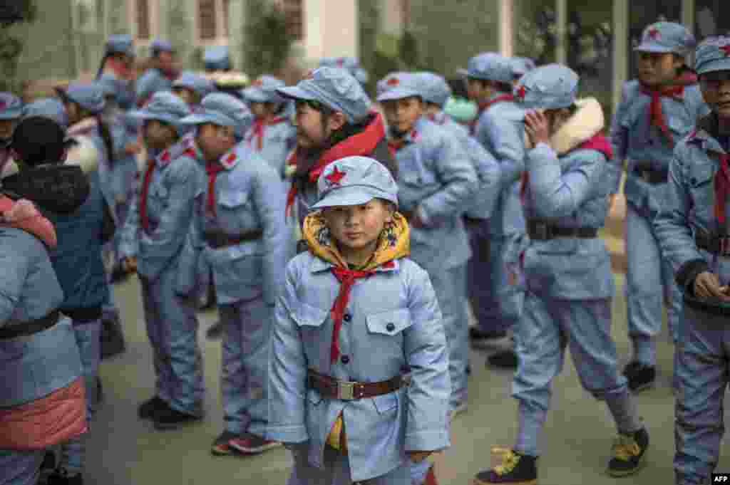 Ученики Бейчуаньской школы Красной армии Китая носят в школу пионерские галстуки и &quot;звездные&quot; фуражки.