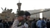 متظاهر يعانق ضابطاً بالجيش المصري