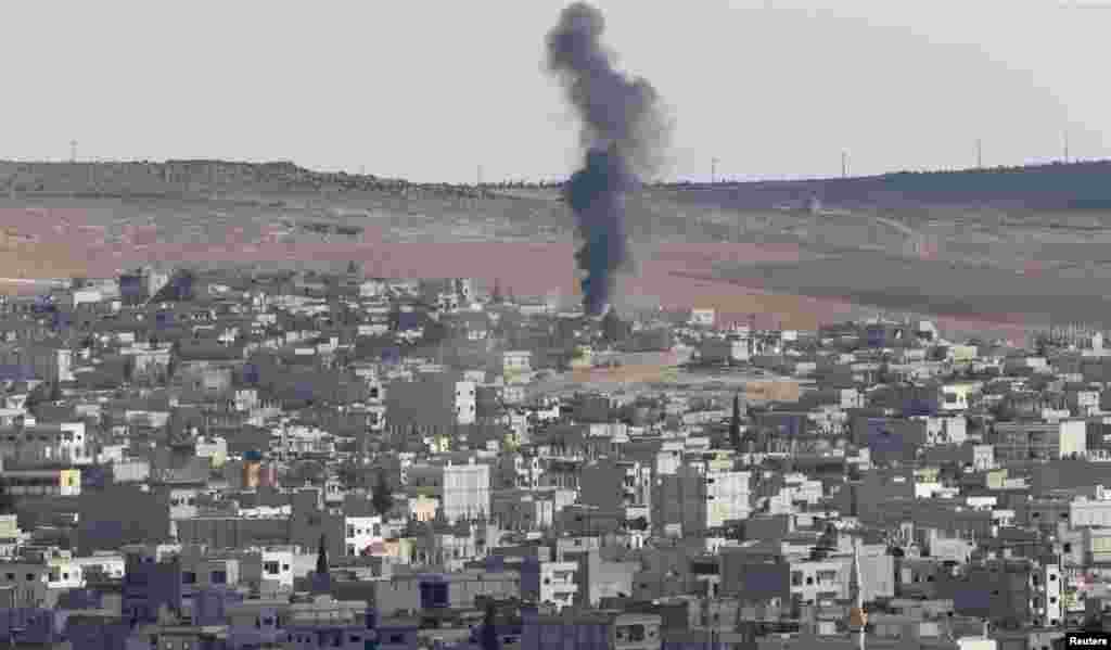 ABŞ təyyarələrinin İslam Dövləti yaraqlılarının mövqelərini vurmasından az sonra Kobanidən görüntü. 8 oktyabr 2014 