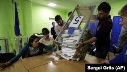 UKRAINE – Election officials start counting ballots at a polling station during the presidential election in Kyiv, March 31, 2019