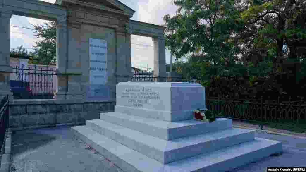 Місце поховання всесвітньо відомого художника-мариніста вірменського походження Івана Айвазовського (1817-1900) у Феодосії. Його могила &ndash; найбільш відвідувана в місті