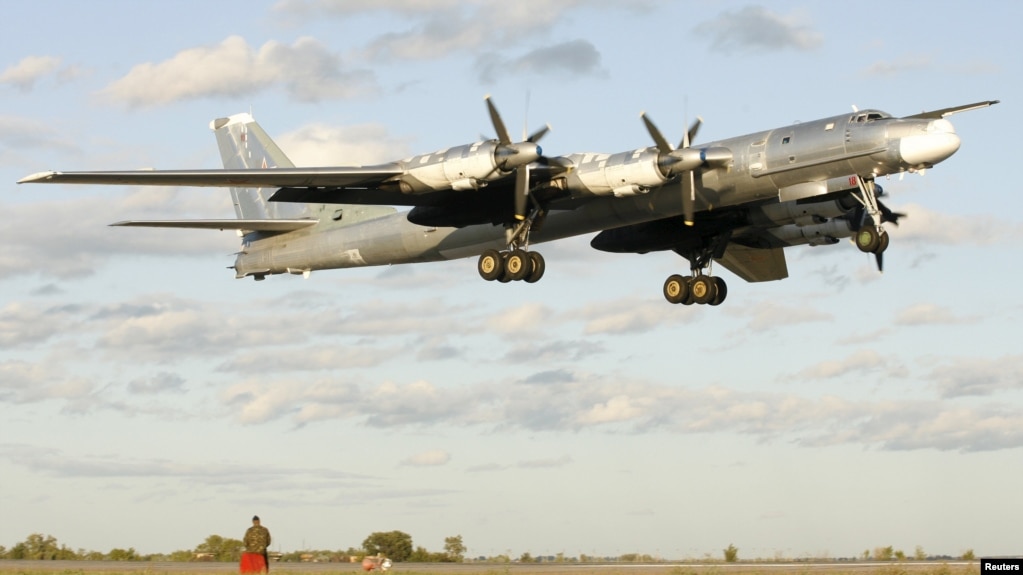 Ресейдің Ту-95 бомбалаушы ұшағы. 2008 жылғы сурет. 1 маусымдағы дрон шабуылында осы ұшақтың бірнешеуі жойылды.