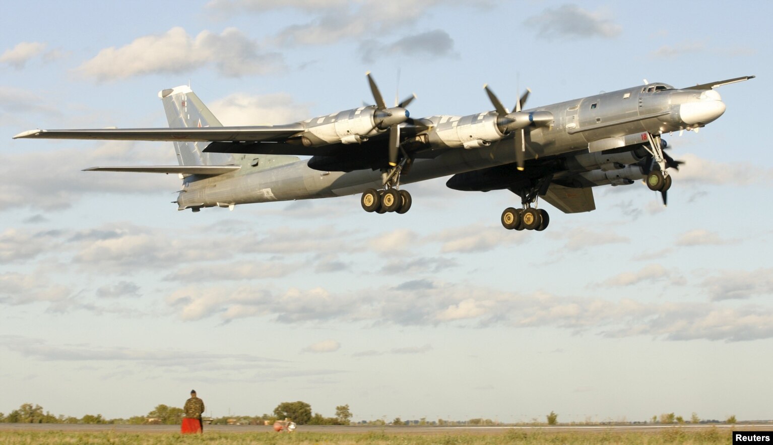 Një bombardues rus TU-95, i fotografuar më 2008. Shumë pajisje tjera ajrore janë shkatërruar në sulmin e 1 qershorit.