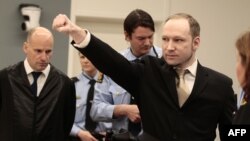 Anders Behring Breivik u sudnici, 16. april 2012.