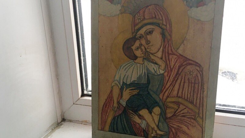 В Вологде жители аварийного дома поставили в подъезде икону для защиты от обрушения